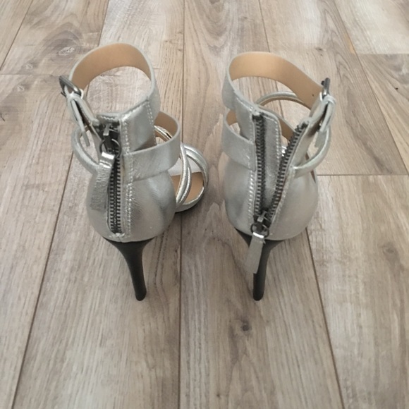 Joe’s Jeans Robbie Metallic Silver Leather Heels - Picture 4 of 8